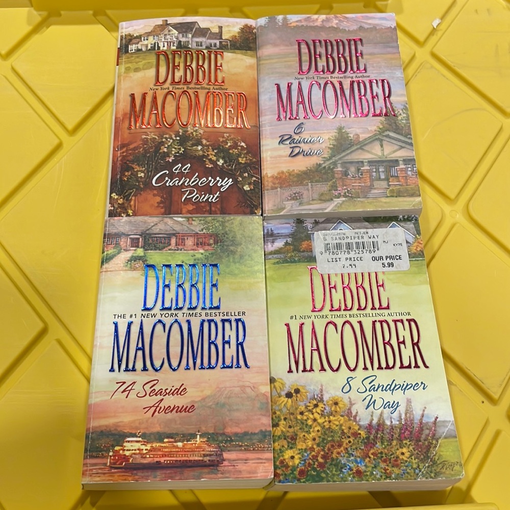 Lot of 4 Debbie Macomber Cedar Cove Series 🌸Bundle your likes and save🌸